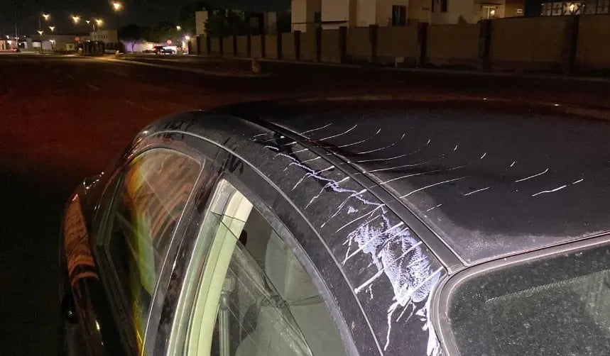 Le cae portón a embarazada