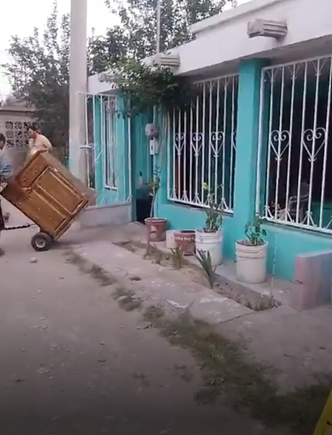 Hijos desalojan de su casa a Don Tino