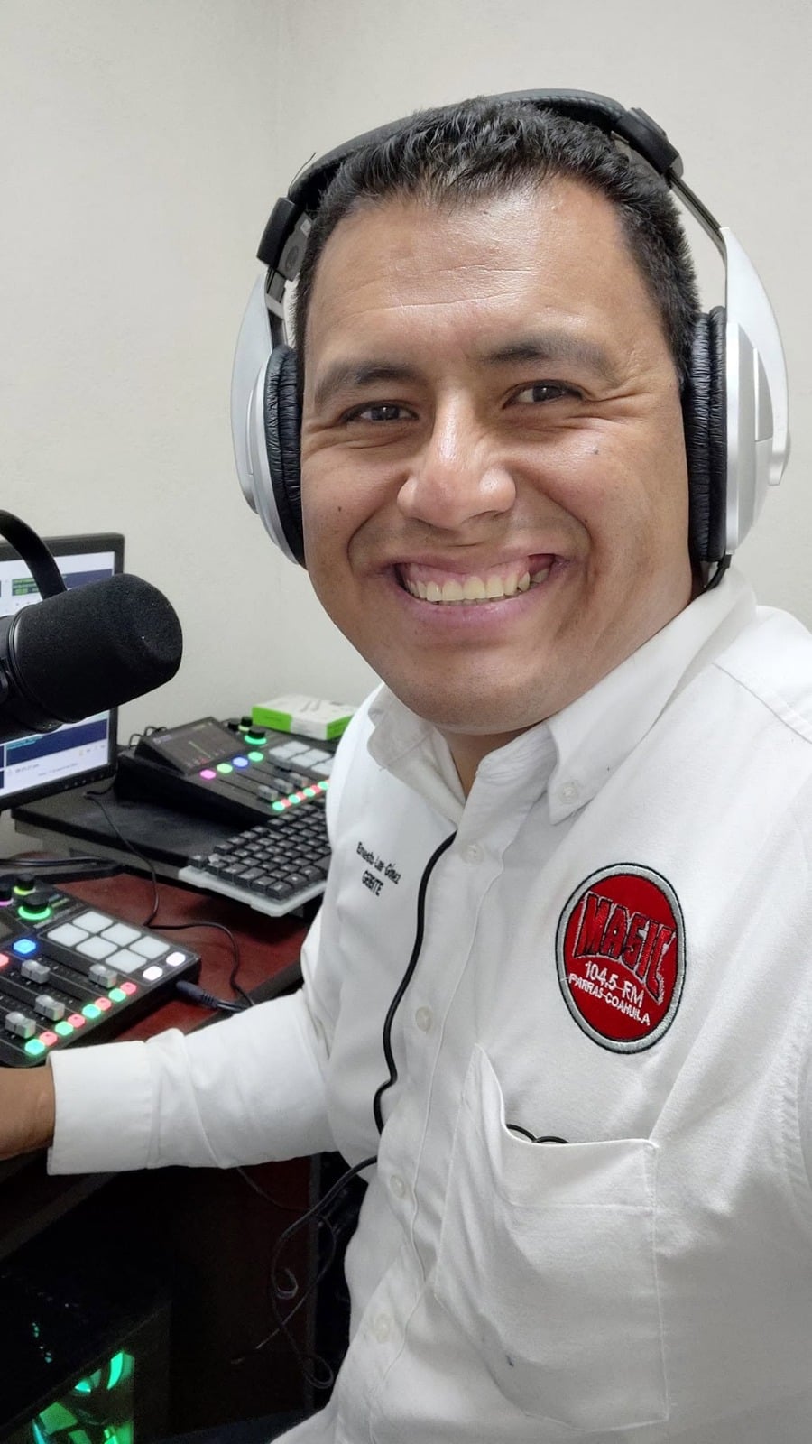 Celebra Ernesto 25 años de trayectoria en medios