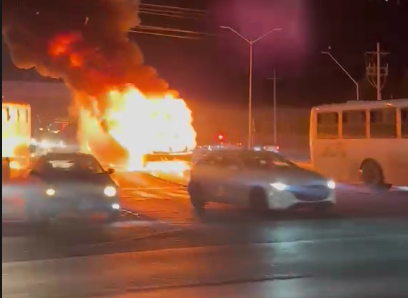 Falla mecánica provoca incendio de transporte de personal en Saltillo