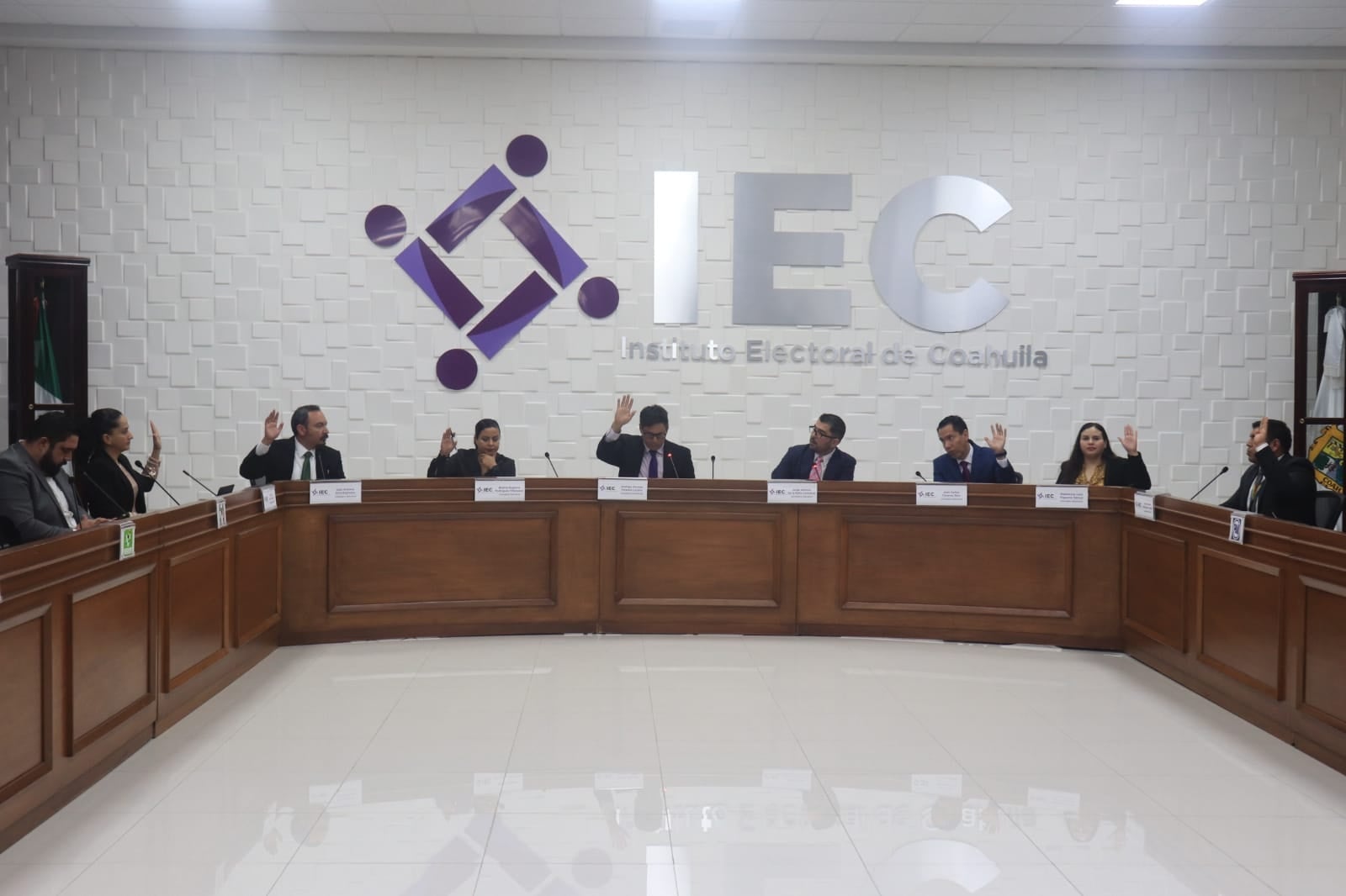Arrancan comicios con llamado a la legalidad