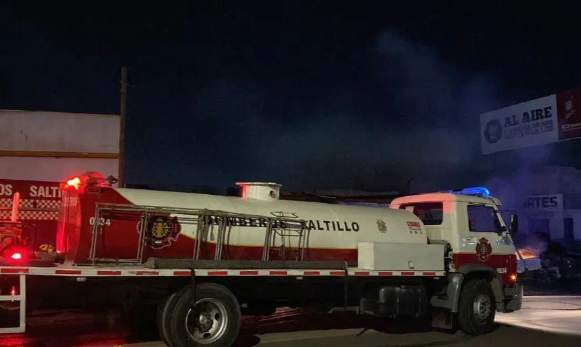 Devastador incendio calcina 12 vehículos