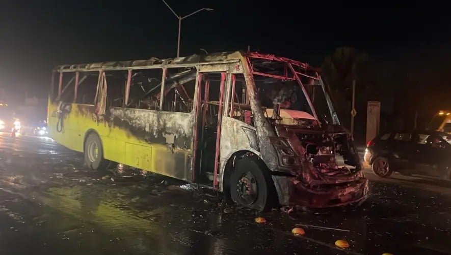 Devora feroz incendio a camión de personal