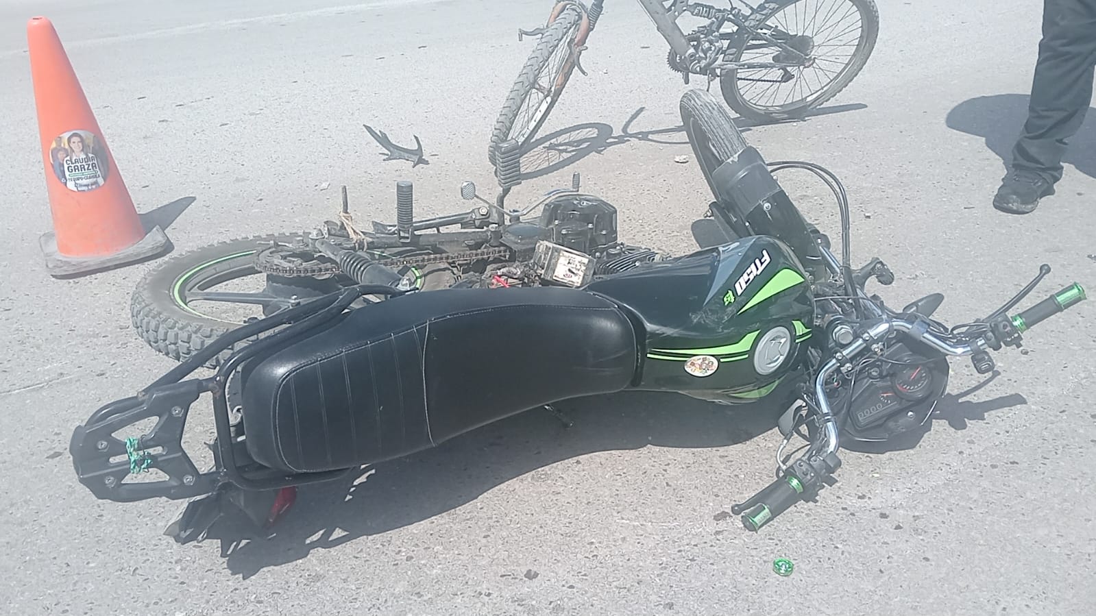 Termina motociclista hospitalizado tras chocar contra una camioneta