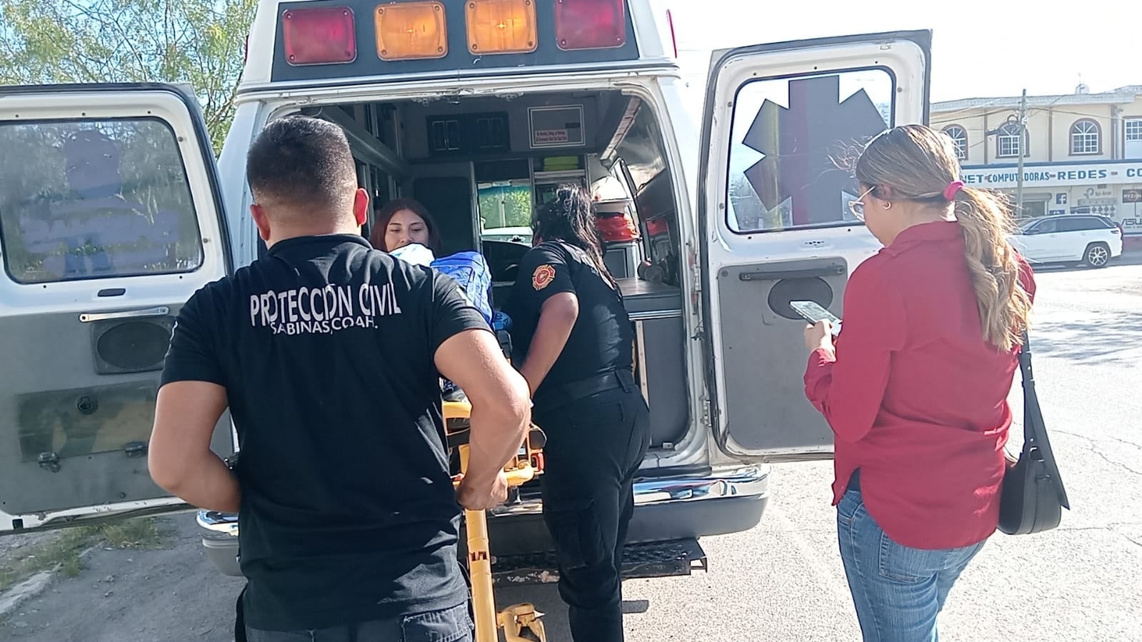 Choca camión de personal; auxilian a 2 embarazadas