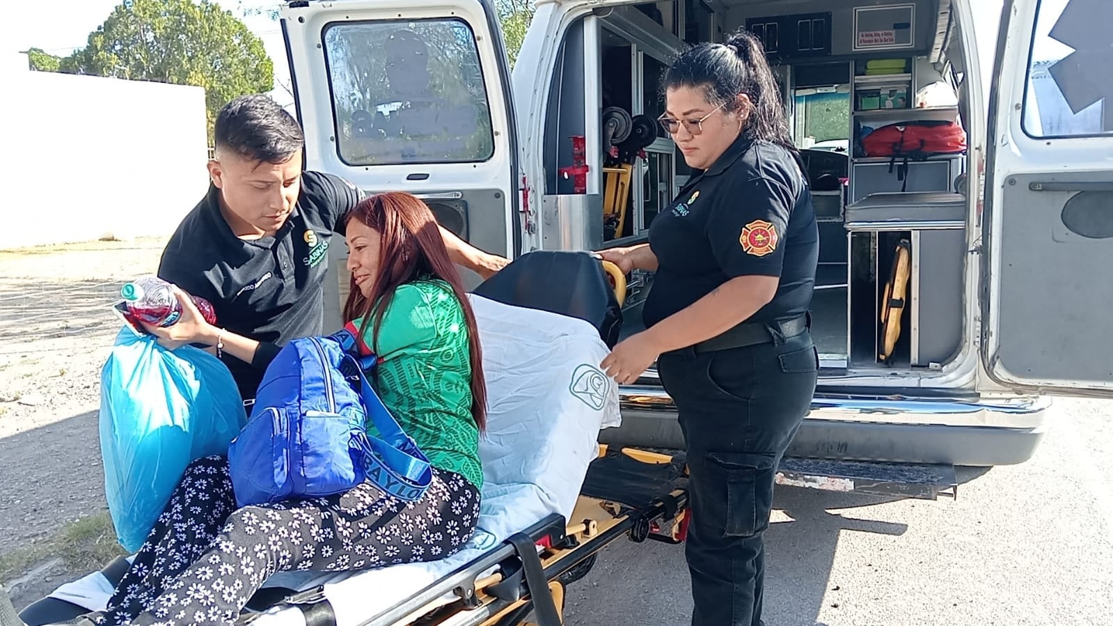 Choca camión de personal; auxilian a 2 embarazadas