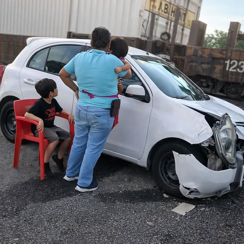 Tren embiste a vehículo en Sabinas; hay tres lesionados