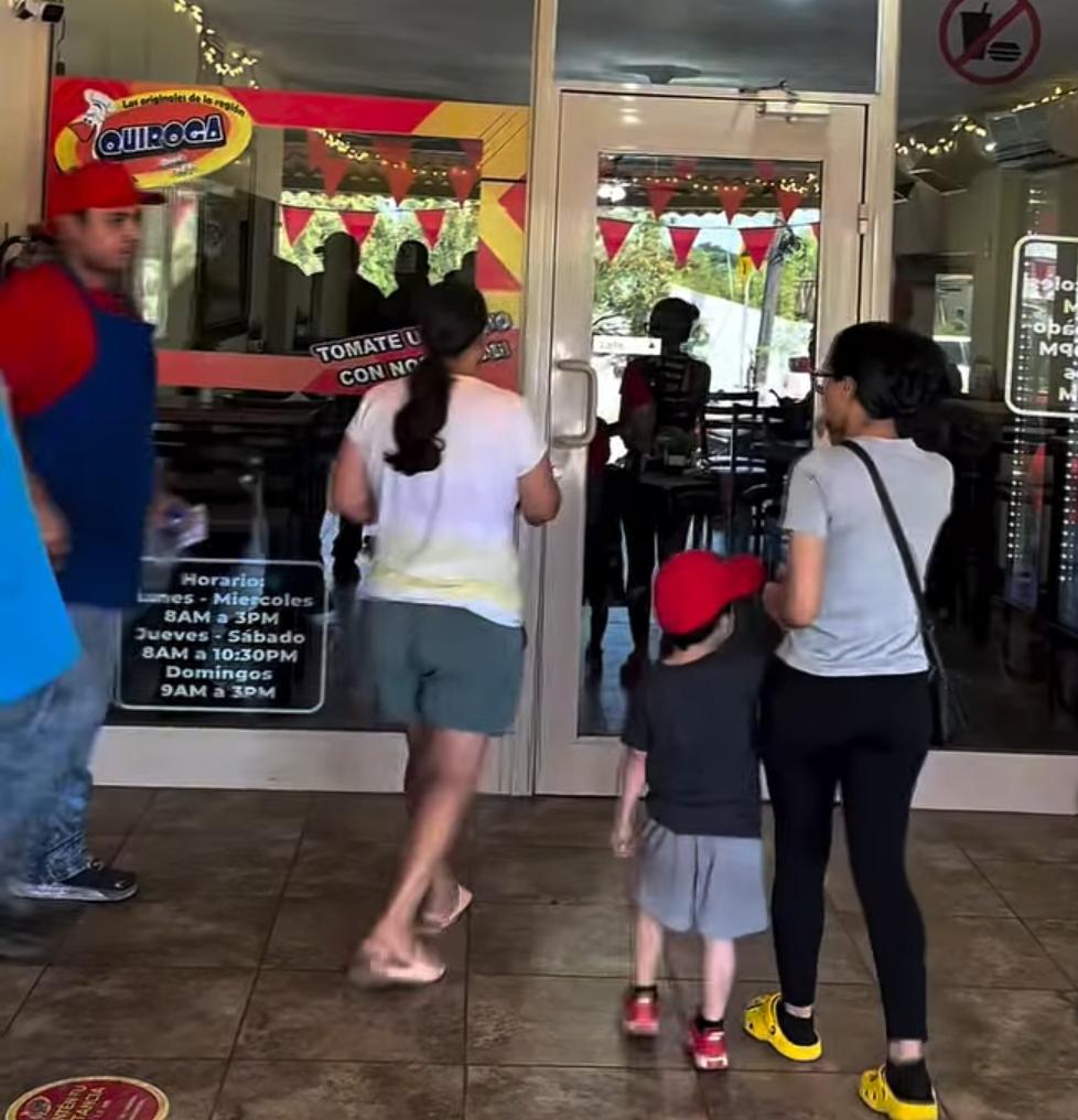 Denuncian discriminación a menor con autismo en restaurante local