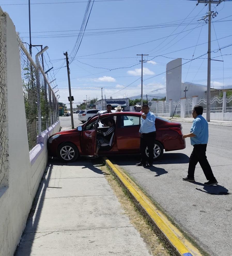 Estampa su auto en Casa Meced y se da a la fuga