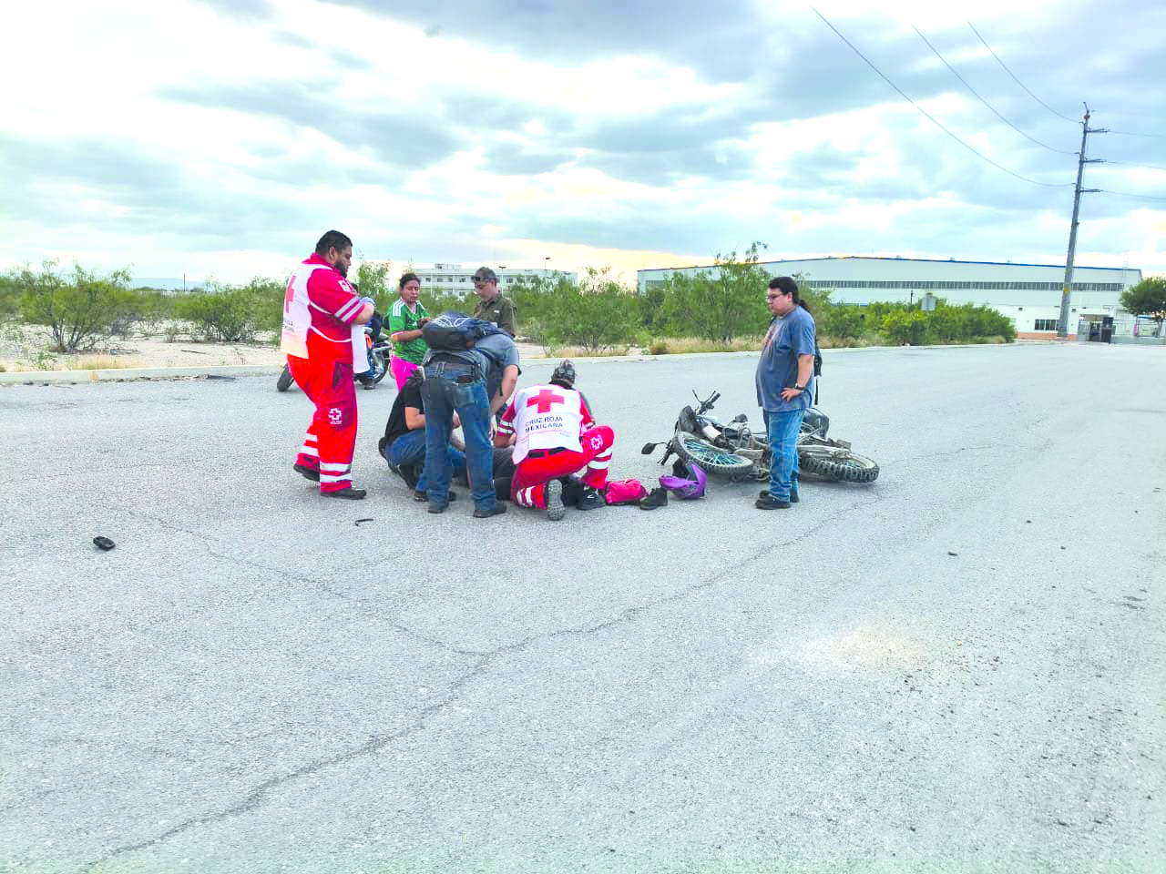 Motociclista se estrella al salir de maquiladora