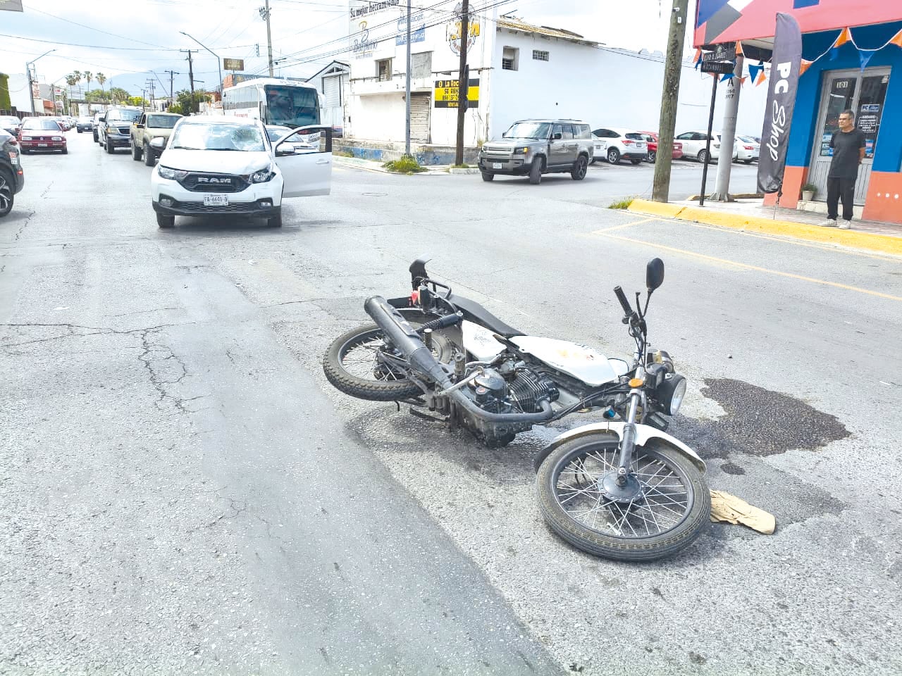 Se pasa el semáforo y estampa a motociclista