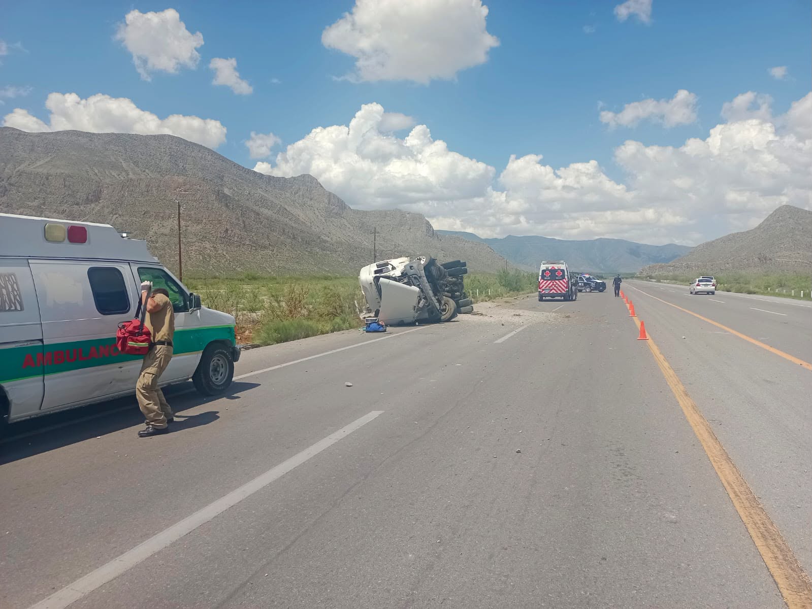 Se queda dormido al volante; vuelca tráiler