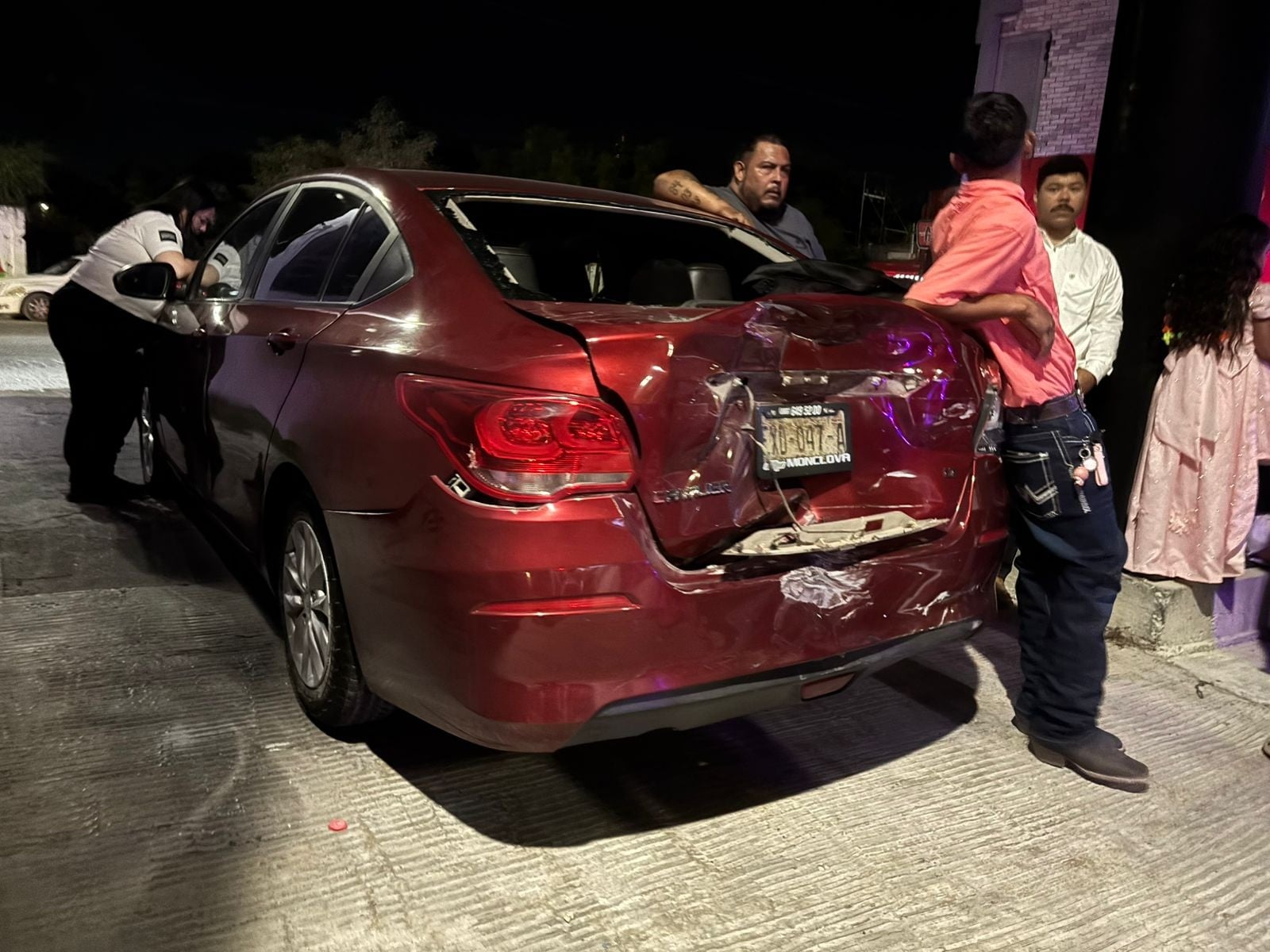 Venía familia de boda; los chocan por alcance