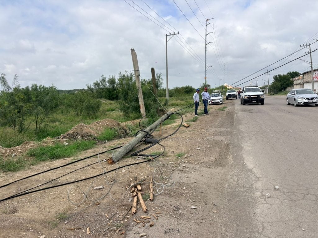 Camión carbonero tumba postes, deja sin luz a 100 familias y huye
