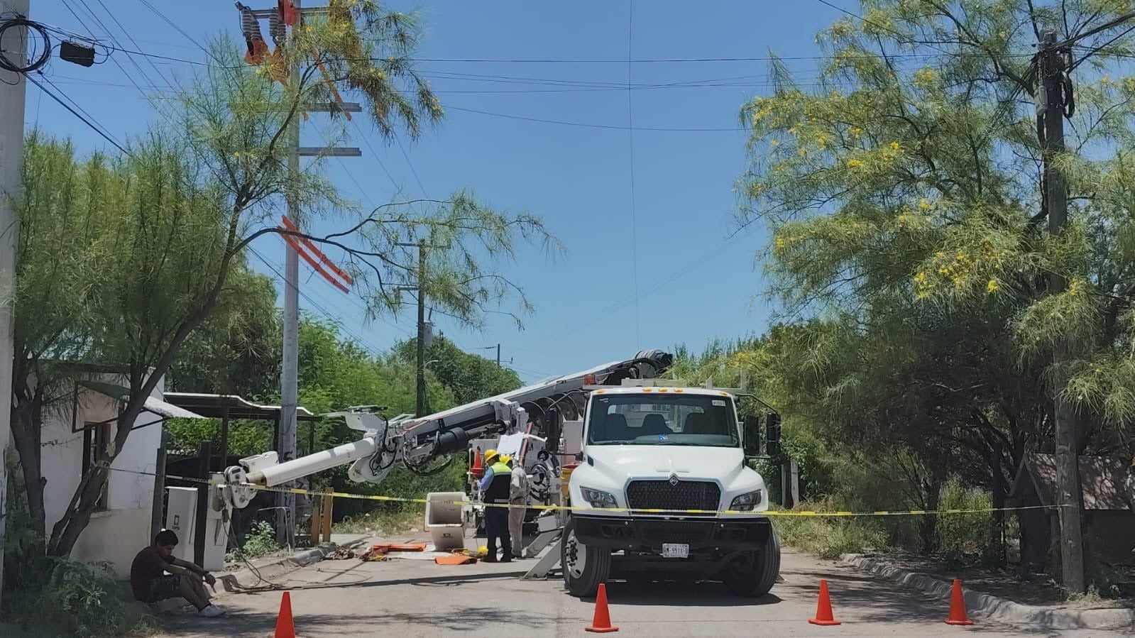 Sufre una descarga eléctrica trabajador de CFE en Palaú