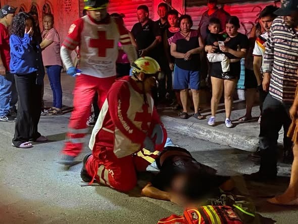 EMBISTE A MOTOCICLISTA Y HUYE; SE ENCUENTRA GRAVE