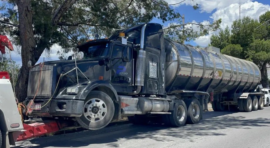 FRUSTRAN ROBO DE COMBUSTIBLE Y ASEGURAN PIPA DE 43 MIL LITROS