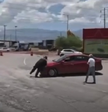 Detienen a conductor tras embestir a tránsito
