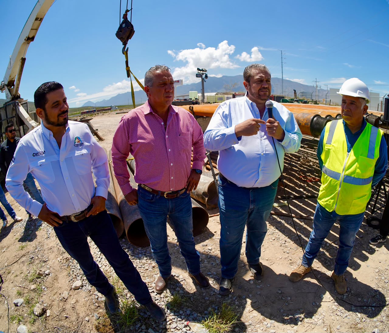 Supervisa Tomás Gutiérrez perforación de nuevo pozo