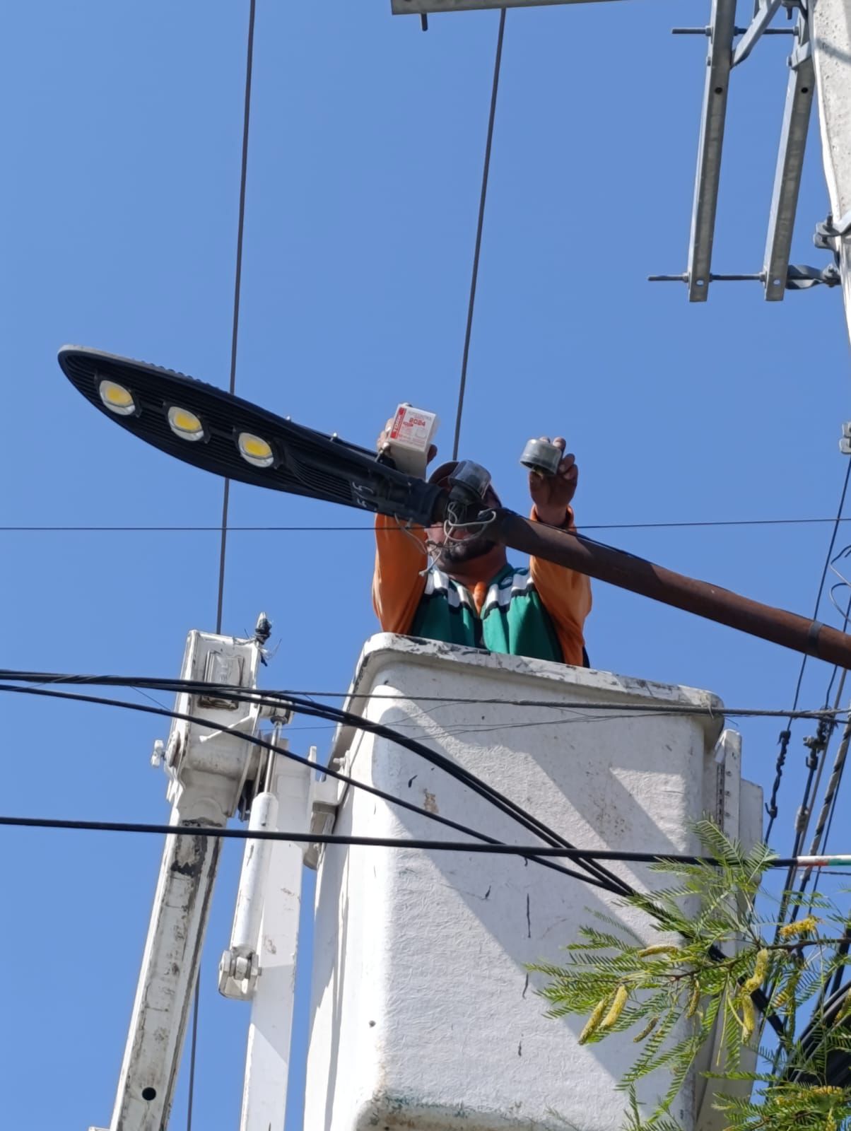 Refuerzan alumbrado para tranquilidad de las familias