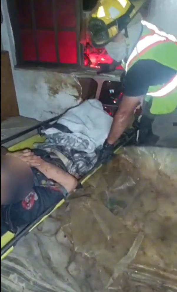 Rescatan adulto mayor de condiciones infrahumanas