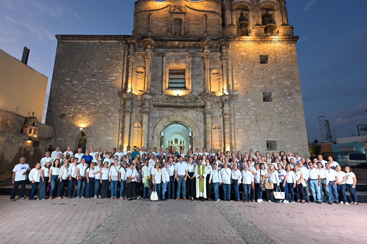 Abandera Carlos delegación de personas de la 3ra edad