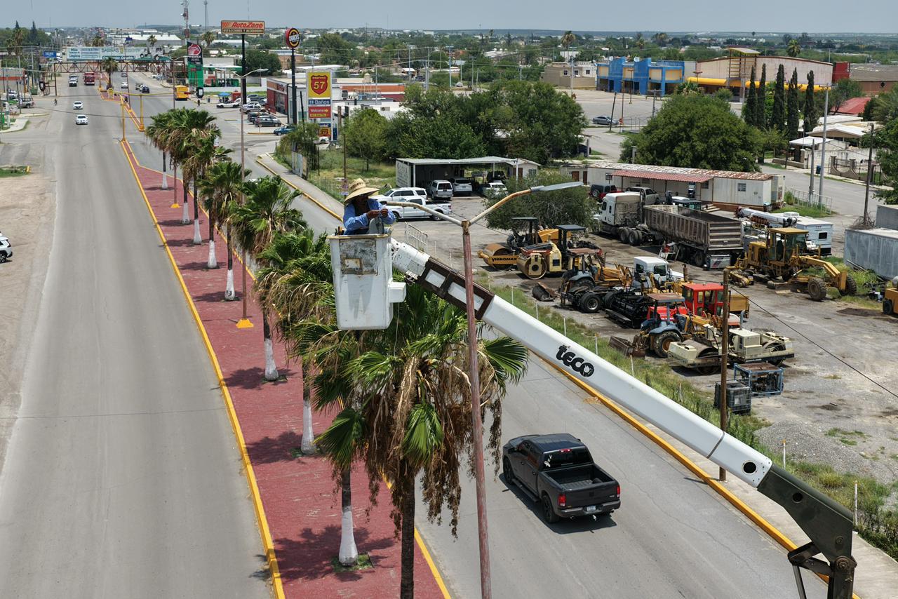 Moderniza Chano el alumbrado público en sectores de Sabinas