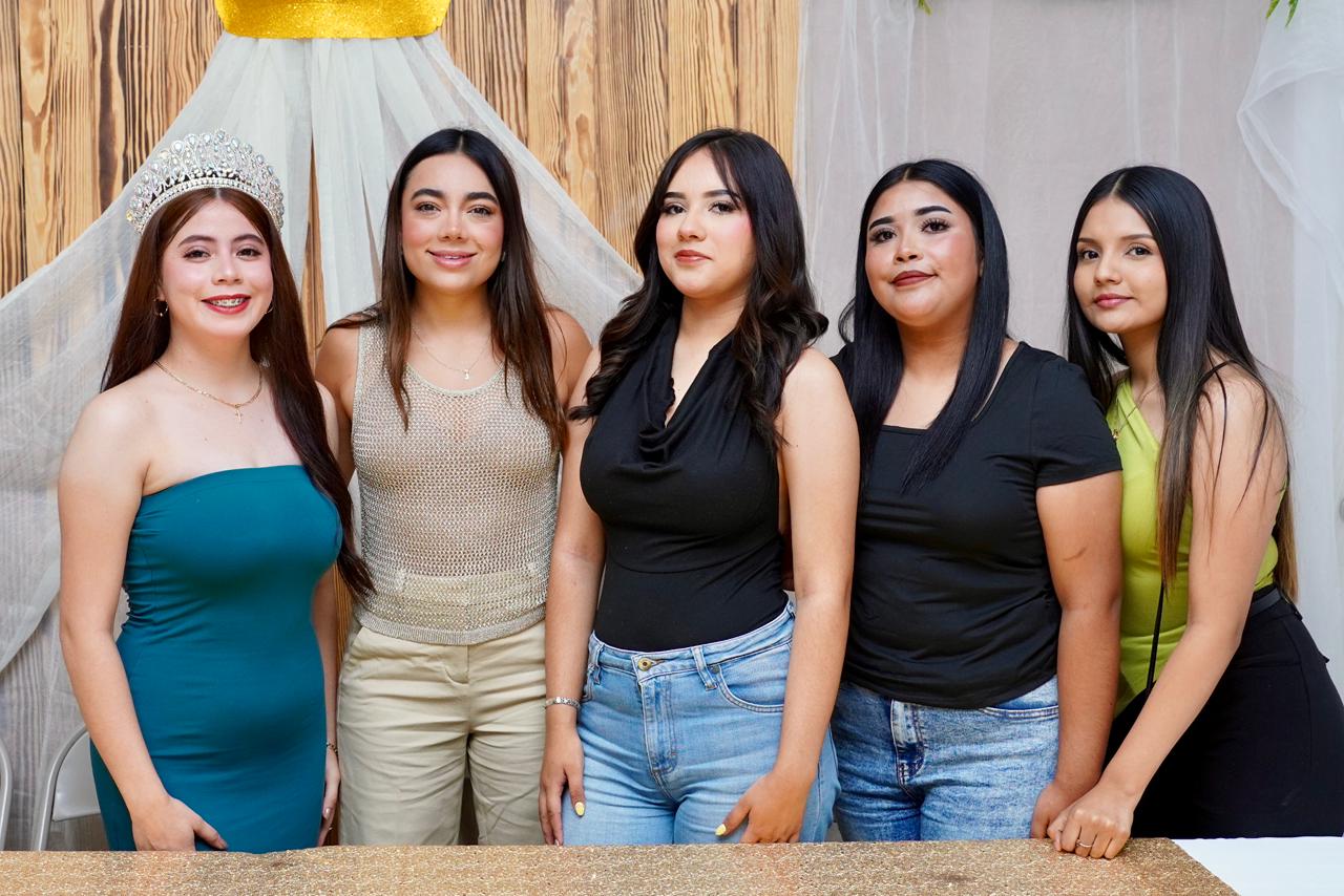 Presentan a candidatas reales en las bodas de oro de la Mini Feria Cloete