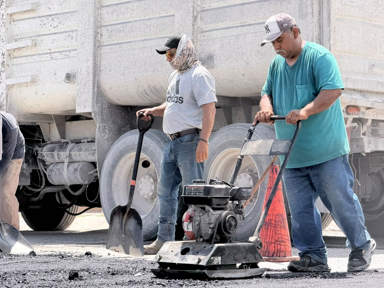 Continúa Chano Díaz bacheos en Sabinas