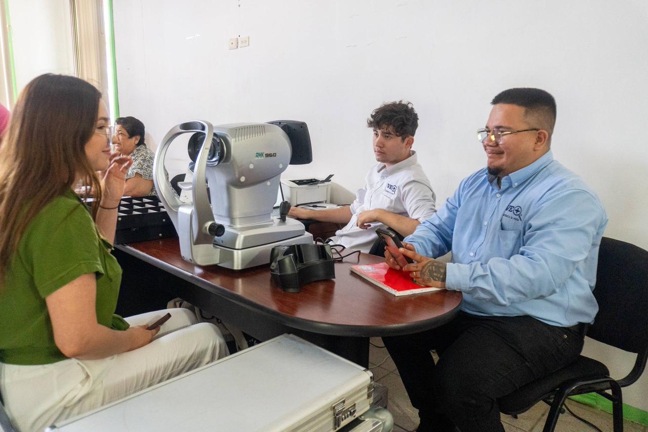 Traen cirugías de la vista y lentes a bajo costo para familias de Sabinas