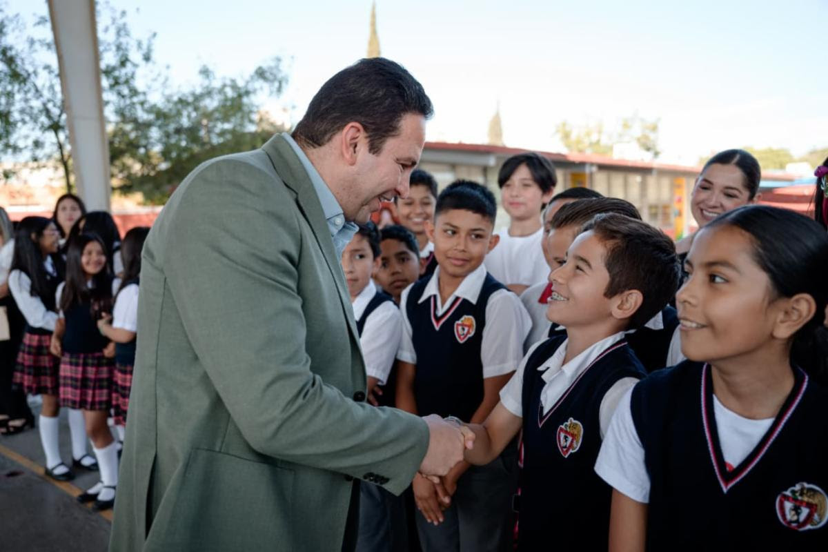 Encabeza Alcalde los honores a la Bandera
