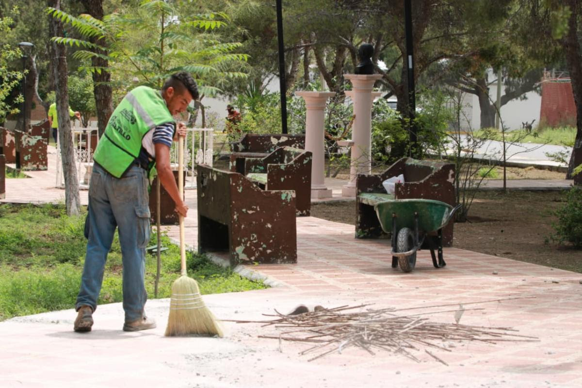 Refuerza Javier Díaz limpieza de callejones con maquinaria