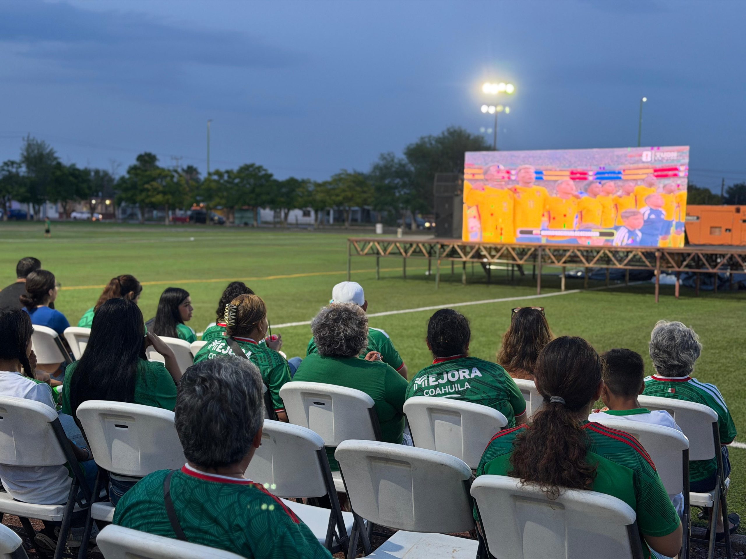 Presencian sambonenes el partido México-Ecuador en mega-pantalla