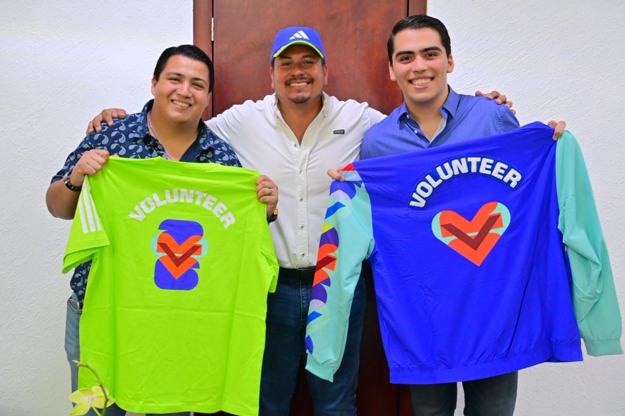 FELICITA JAVIER A JÓVENES VOLUNTARIOS DE FIFA 2026