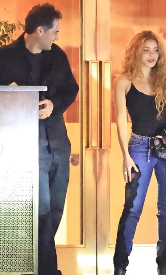 Captan a Shakira junto a actor mexicano Manuel García Rulfo