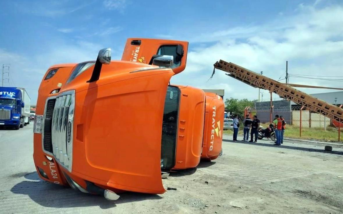 Embiste tren a tráiler en la 53 Escobedo-Castaños
