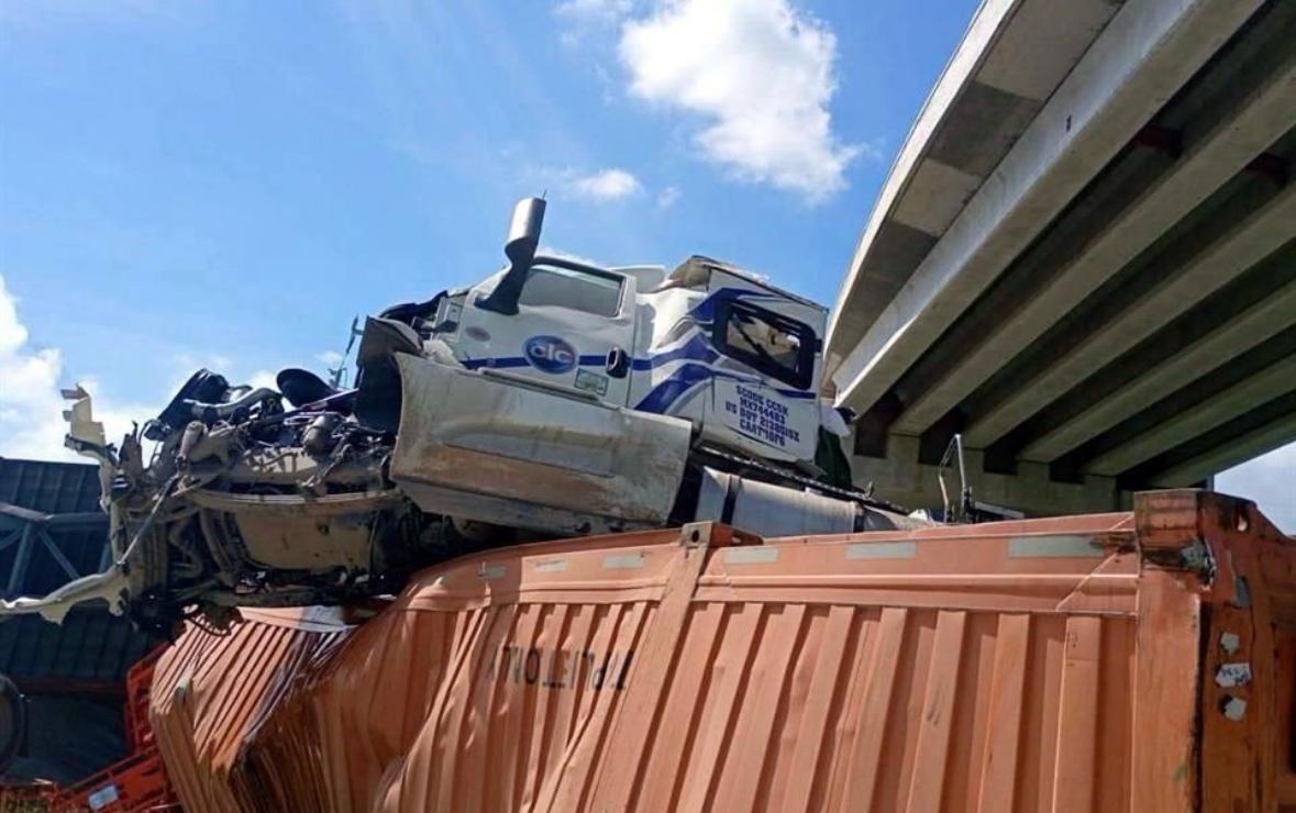 Cae 12 metros con tráiler; solo resulta con raspones