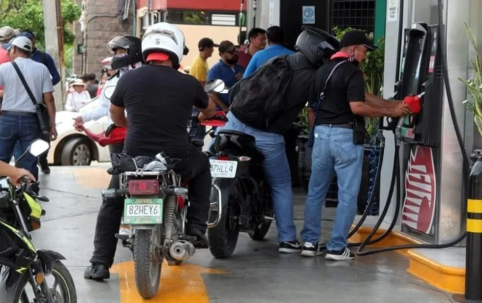 Toman maestros gasolineras en Chiapas; regalan combustible