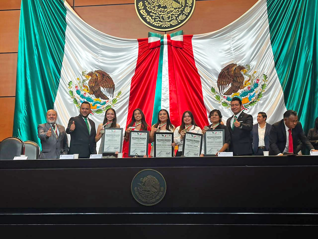 RECIBEN ALUMNAS UADEC PREMIO NACIONAL AL MÉRITO ESTUDIANTIL
