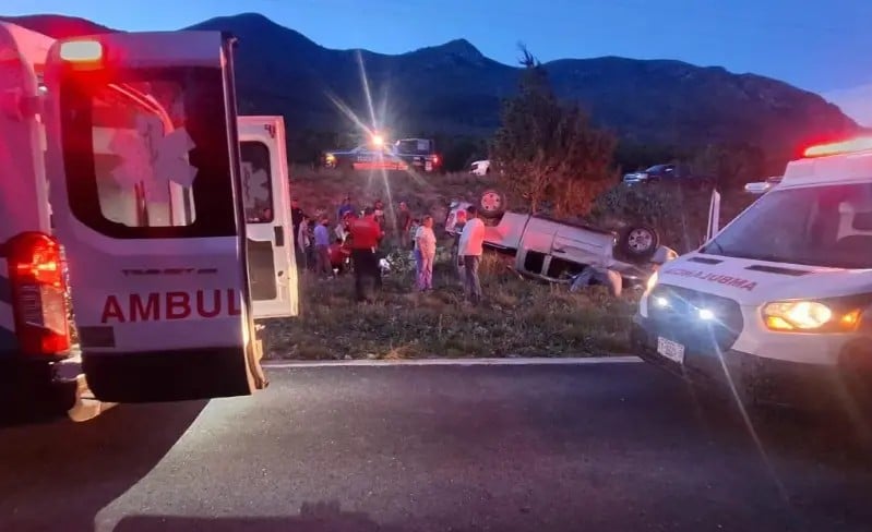 Se desbarranca troca y deja ocho lesionados