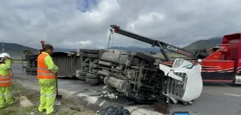 Paraliza volcadura de tráiler la circulación en los Chorros