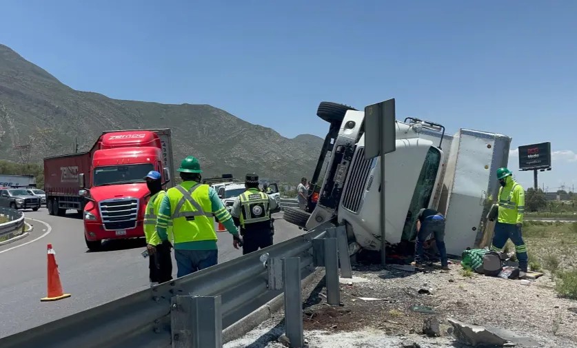 Vuelca tráiler en la curva Ojo Caliente