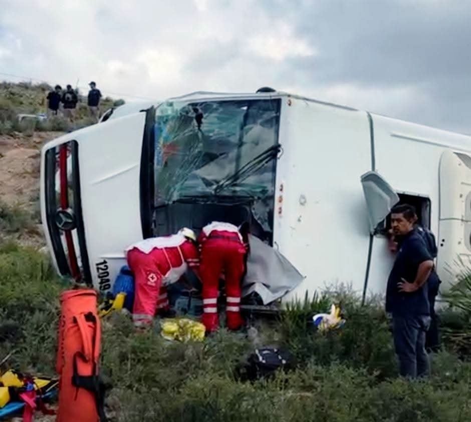 Vuelca camión y deja 15 trabajadores lesionados