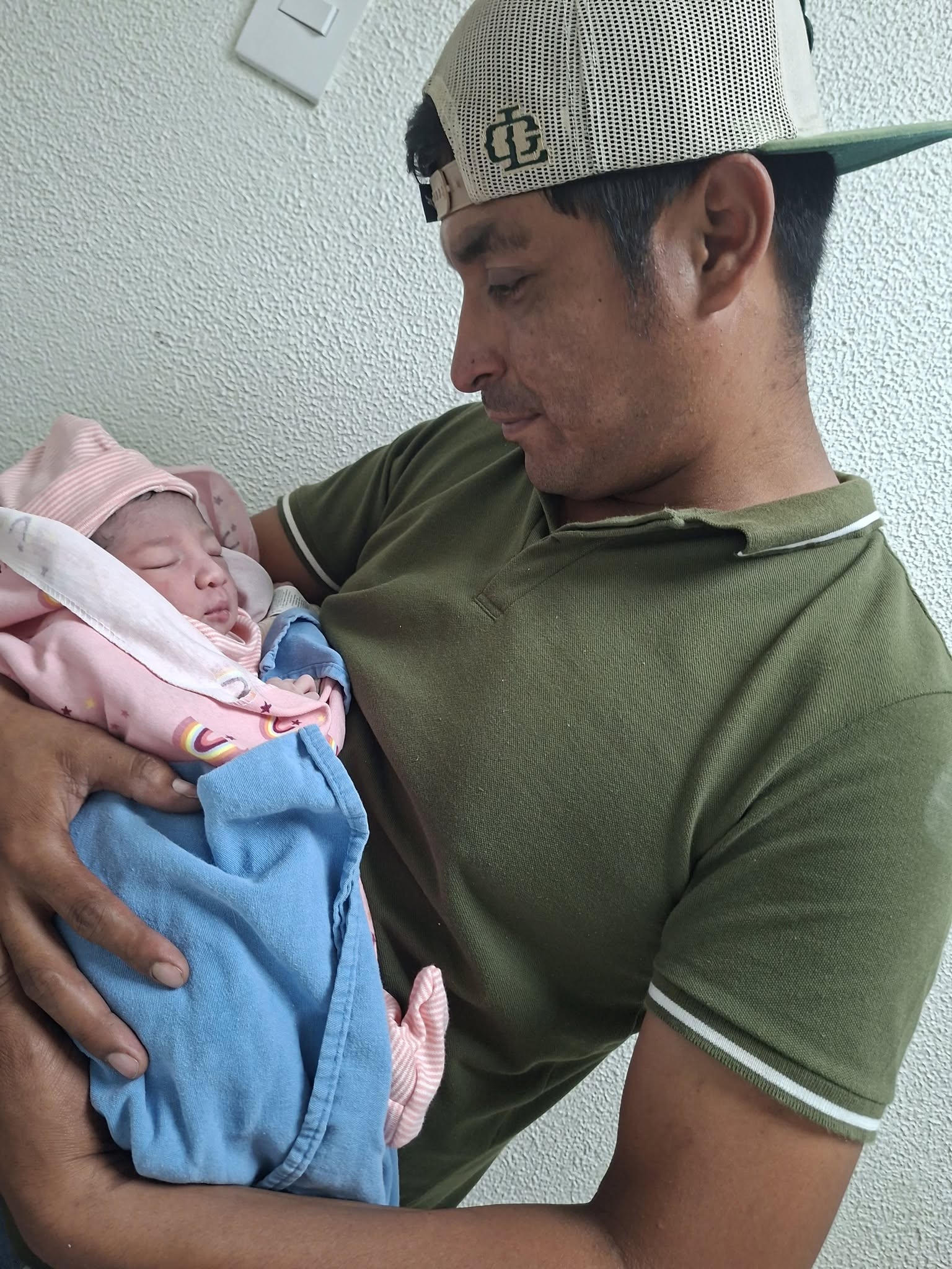 “Saliste tremenda”: papá de la bebé que nació en casa