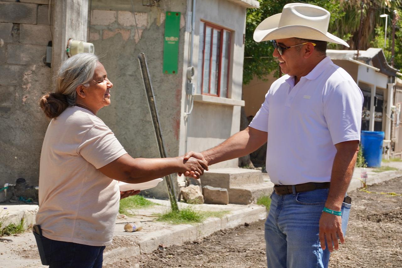 SUPERVISAN ETAPA FINAL DE PAVIMENTACIÓN EN LA CALLE KAKANAPO