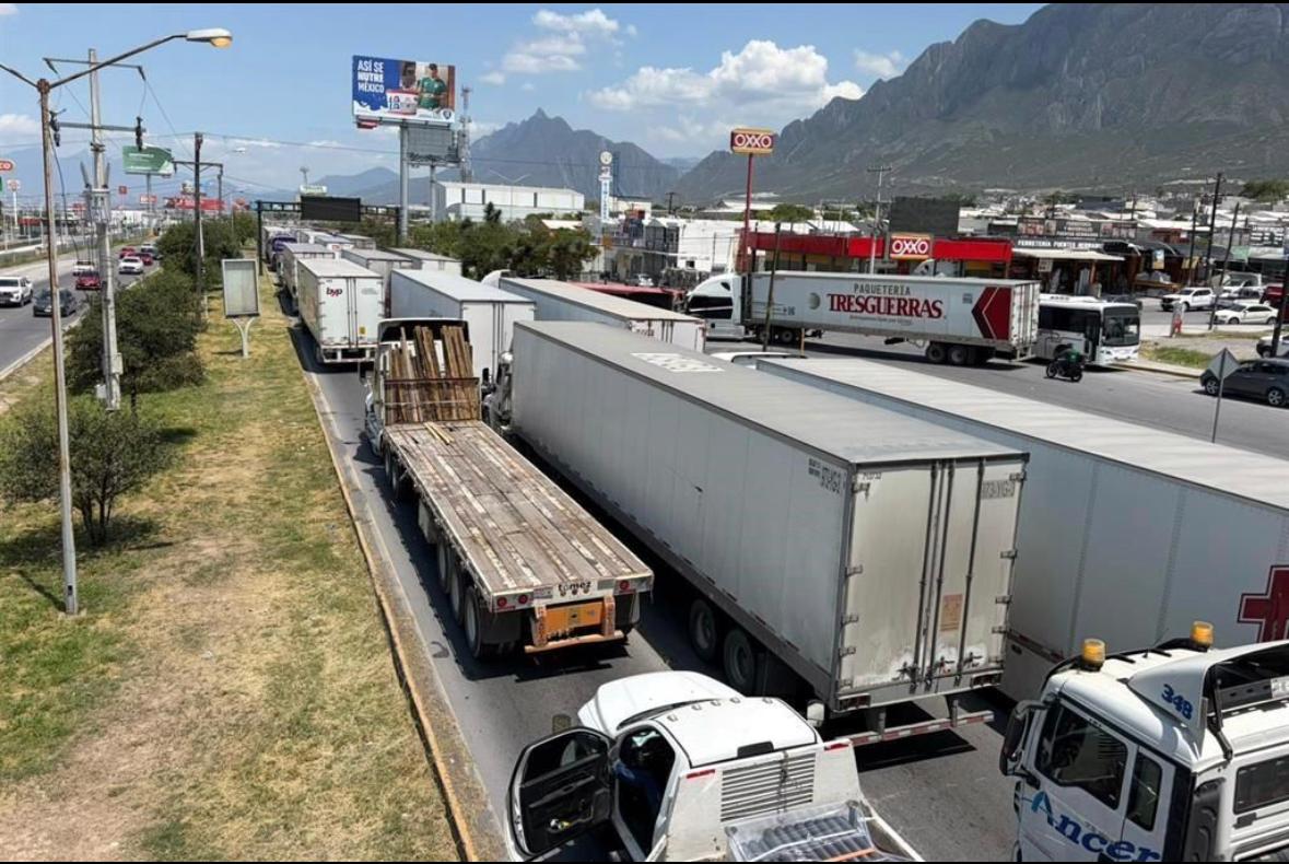 Bloquean transportistas la carretera Saltillo-Monterrey