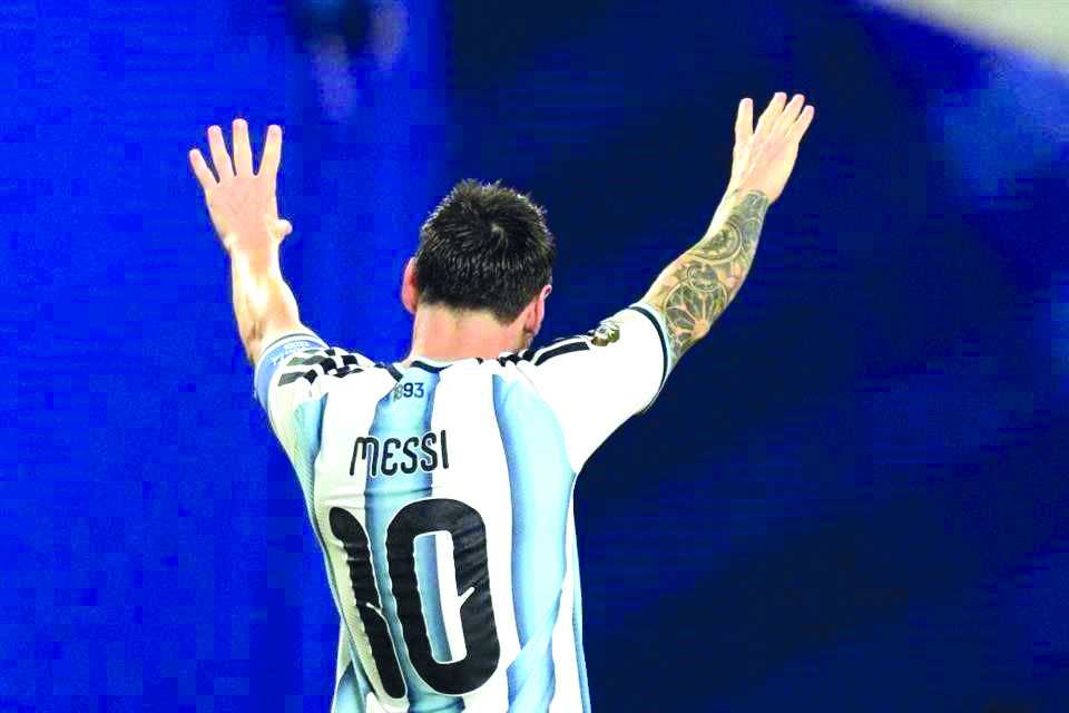 TRIPLETE DE MESSI Y YA ES GOLEADOR HISTÓRICO