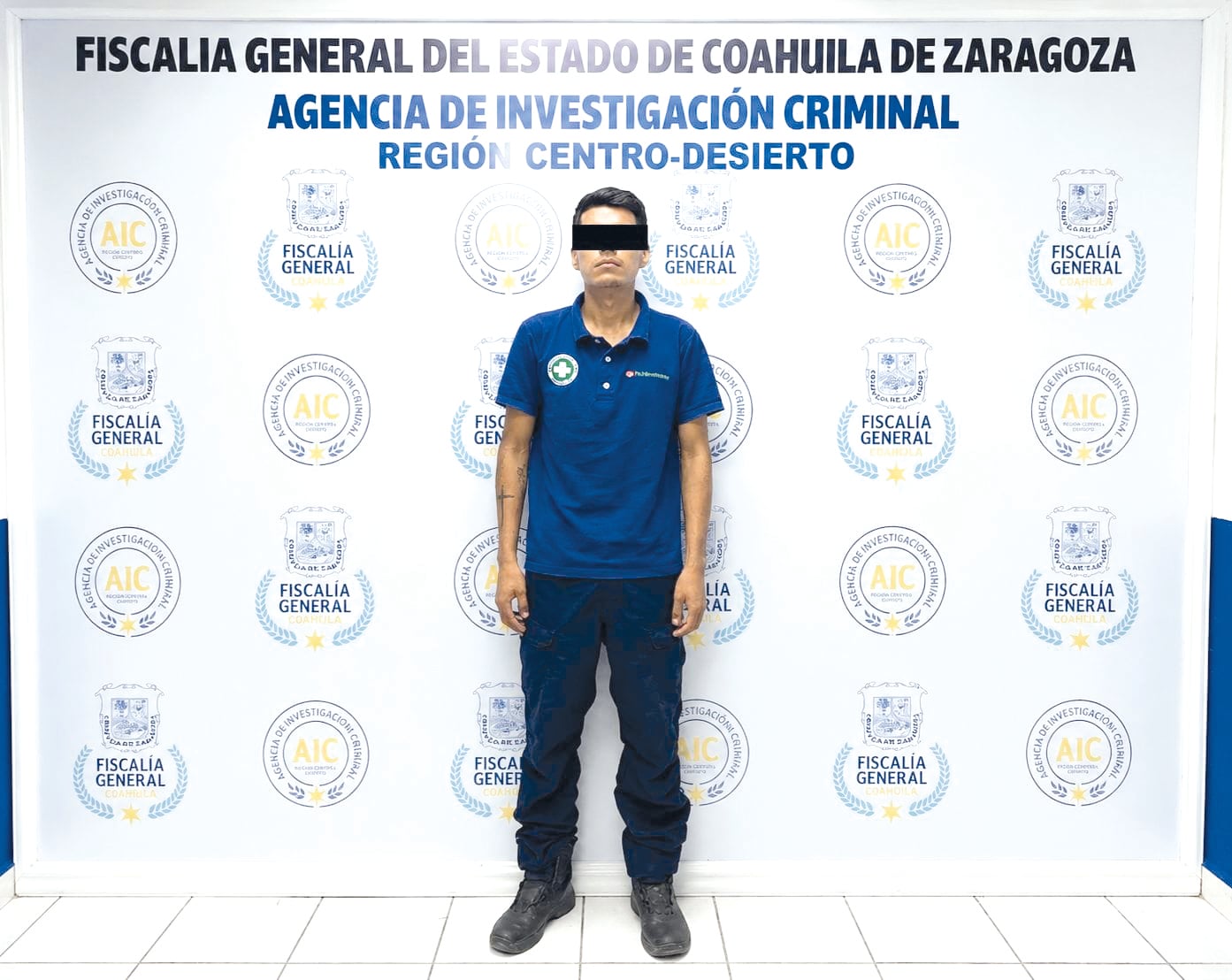 Tira socorrista a su hijo al contenedor