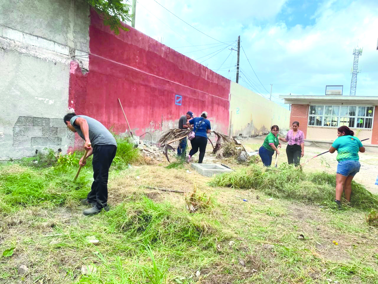 Fumigan la Héroes del 47 y alertan barda destruida