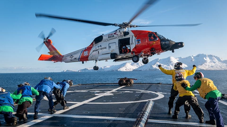 Se accidenta un helicóptero de la Guardia Costera de EU en Alaska; se desconocen las causas